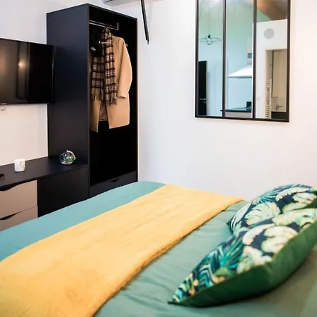 L'Atelier Dollonnais Climatise - Piscine Interieure & Gite 12 Pers