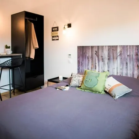 Prázdninový dům L'Atelier Dollonnais Climatise - Piscine Interieure & Gite 12 Pers Dollon
